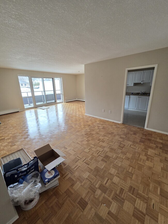 Photo - 1061 Queen's Blvd Unité 103