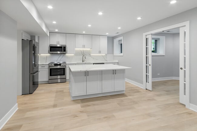 Photo - 935 W Winona St Unit GDNN