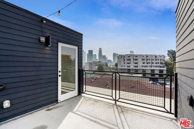 321 N Bixel St
