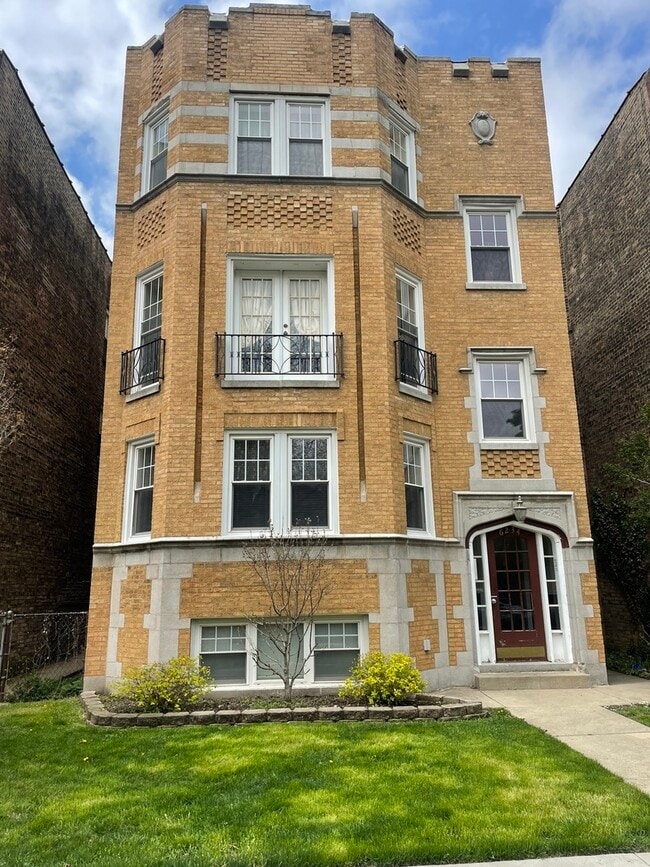 Building Photo - 6234 N Sacramento Ave Unit 2