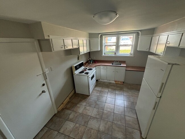 Building Photo - 15 West Ln Unit 1