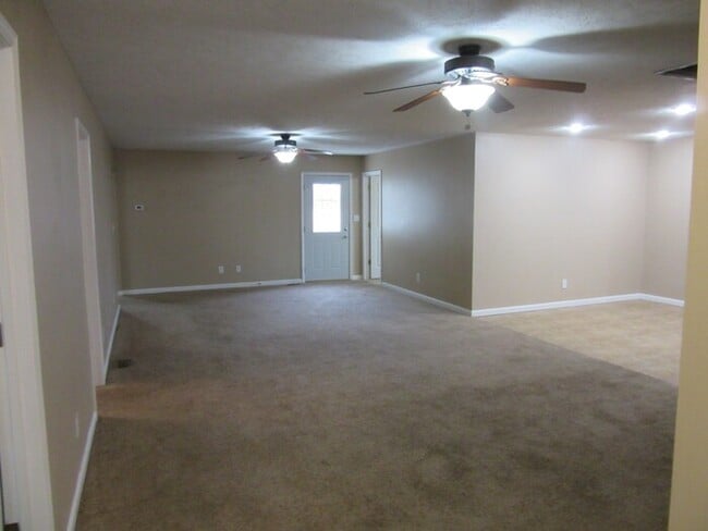 Photo - Large 5 Bedroom, 2 Bathroom Eastside Home - Pets Welcome*