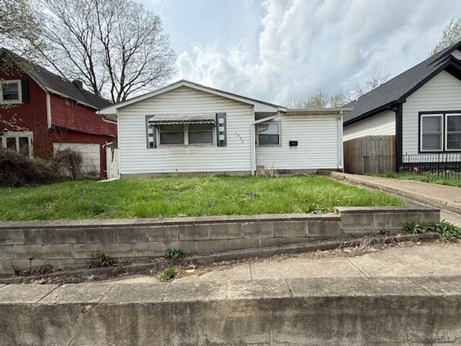 Photo - LARGE 4BR ONE LEVEL HOME WITH A GREAT FLOORPLAN.  TONS OF SPACE!