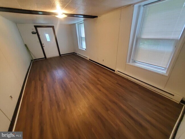 Photo - 90 Centre St