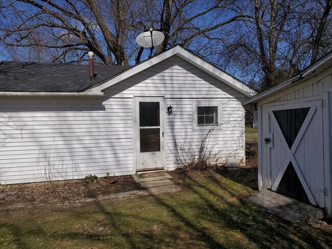 Building Photo - 712 S Elm St Unit half Rental