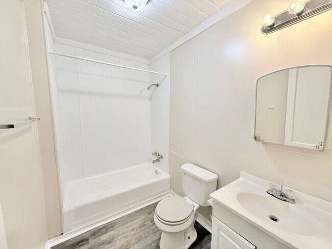 Photo - 2519 Lester St