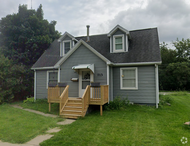 Building Photo - NEW LISTING!!! Beautiful 6 bedroom, 2 bath... Rental