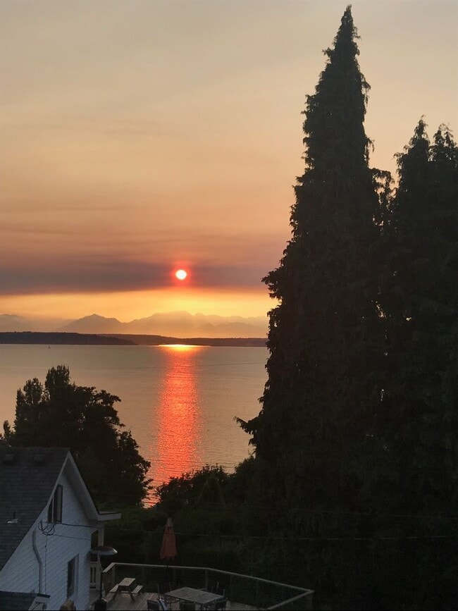 Building Photo - Stunning Sound & Olympic Mountain View Home in North Admiral