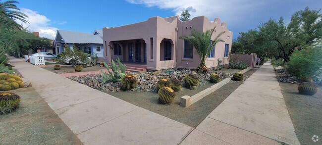 Building Photo - 704 E 4th St Unit Bungalow Rental