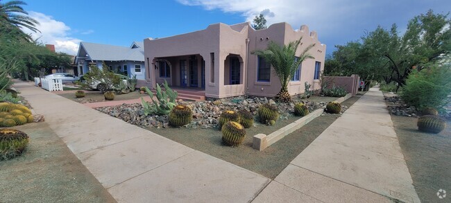 Building Photo - 704 E 4th St Unit Bungalow Rental