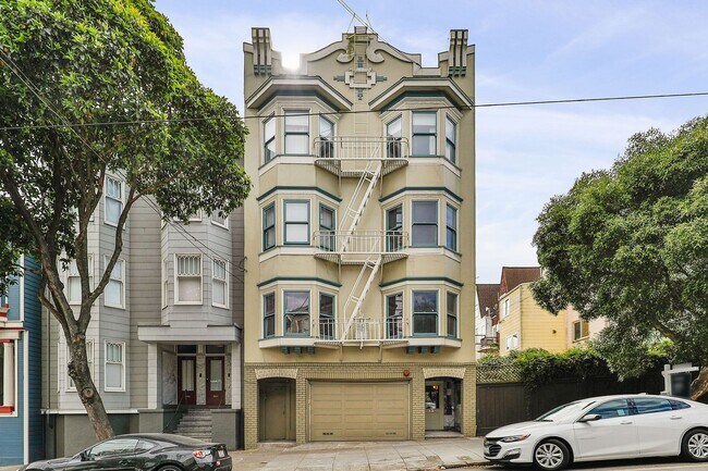 Building Photo - Cole Valley: Bright Top Floor Unfurnished 1 Bed 1 Bath with Garage Parking Unit 135 Carl St. #6