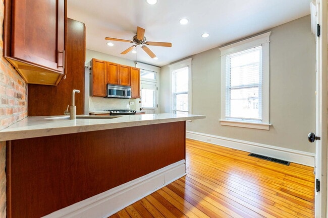 Photo - 557 S 6th St