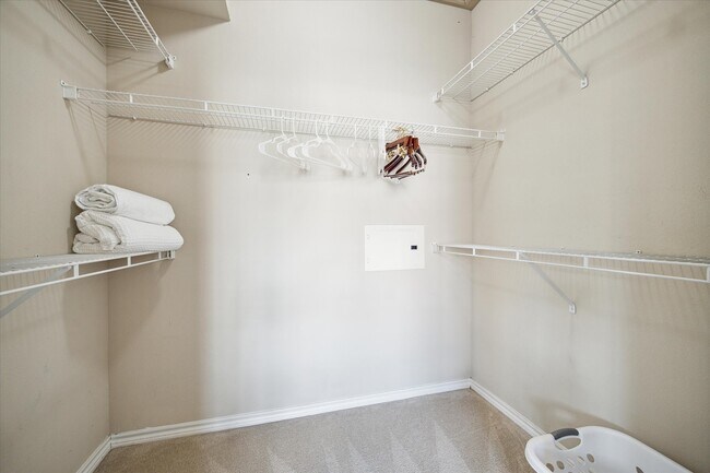 Building Photo - 2400 McCue Rd Unit 460