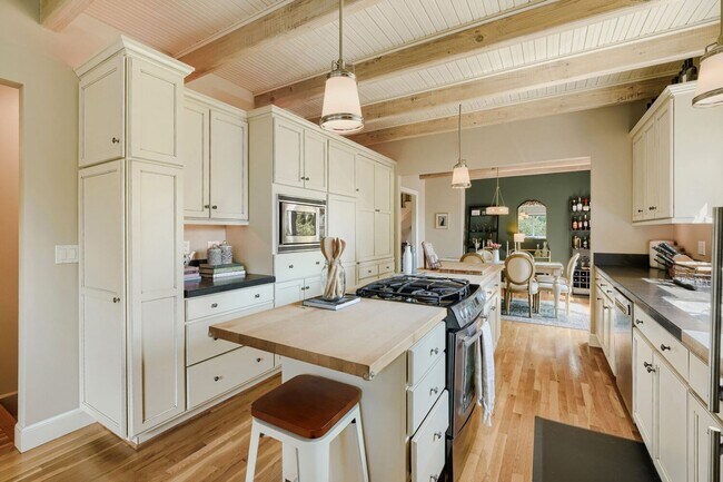 8624 NE Juanita Dr