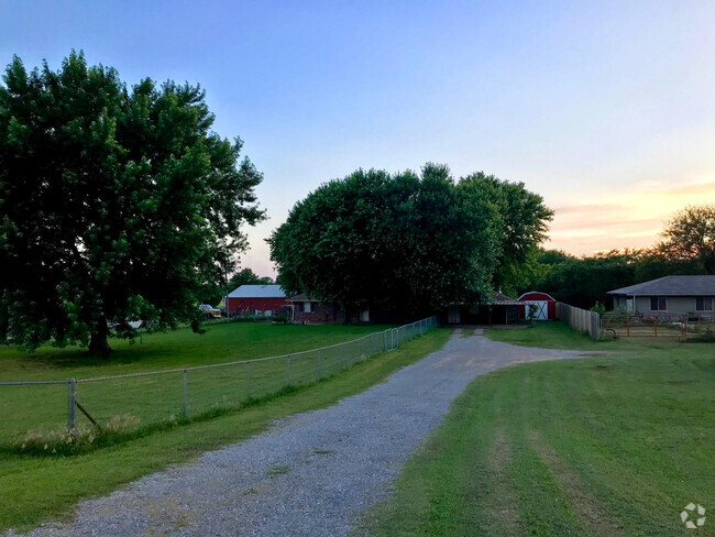 Building Photo - 1879 N Oklahoma 74 Service Rd Rental