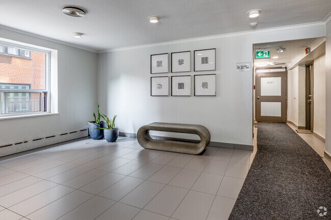 Lobby - 82 Warren Rd