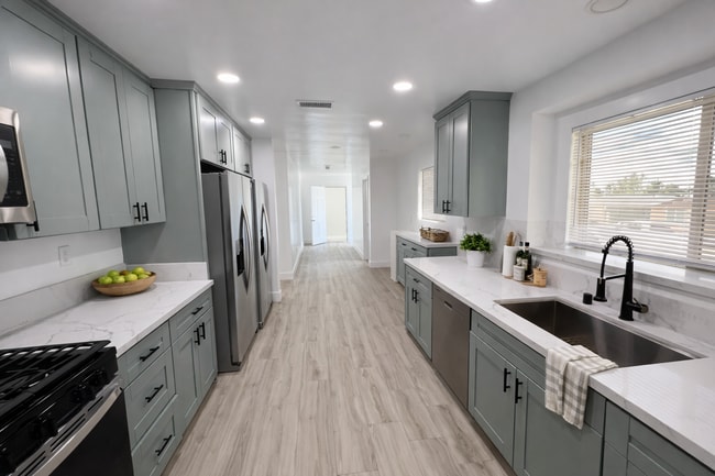 Photo - Large 6 Bedroom POOL House on East Falls View! Prime Location! Easily Fits 6-10 People