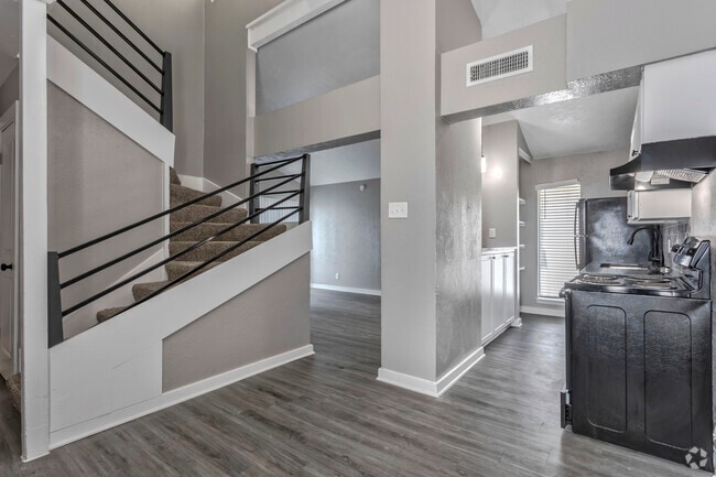 2BR, 2BA - 1059 SF B2T - Dining/Kitchen - Maverick Oak Lawn Townhomes