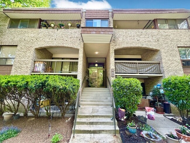 Building Photo - Welcome to your hidden Oasis! Unit 12 Rental