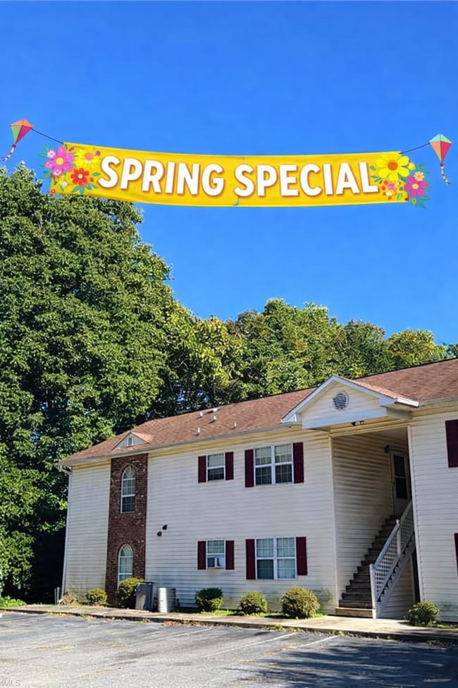 Building Photo - Three bedroom, 2 bath condo in High Point- Spring Move-In Special – Limited Time! Unit 1806-C Woods Lane