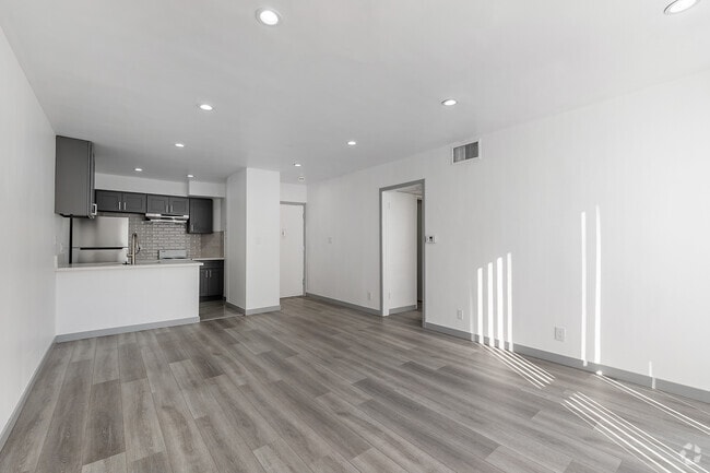 1BR, 1BA - 675SF - Living Room