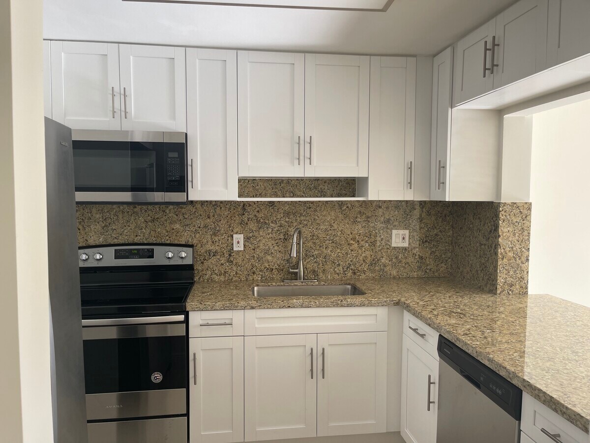 Remodelado completamente !!! Bellísimo - 6090 W 18th Ave Unidad 332