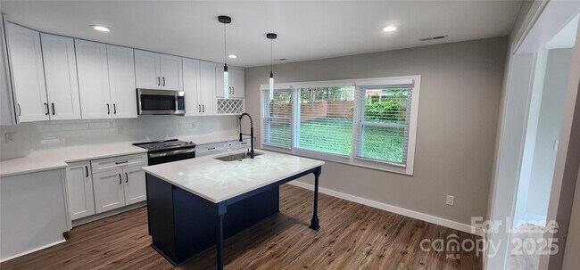 Photo - 2000 Tyvola Rd