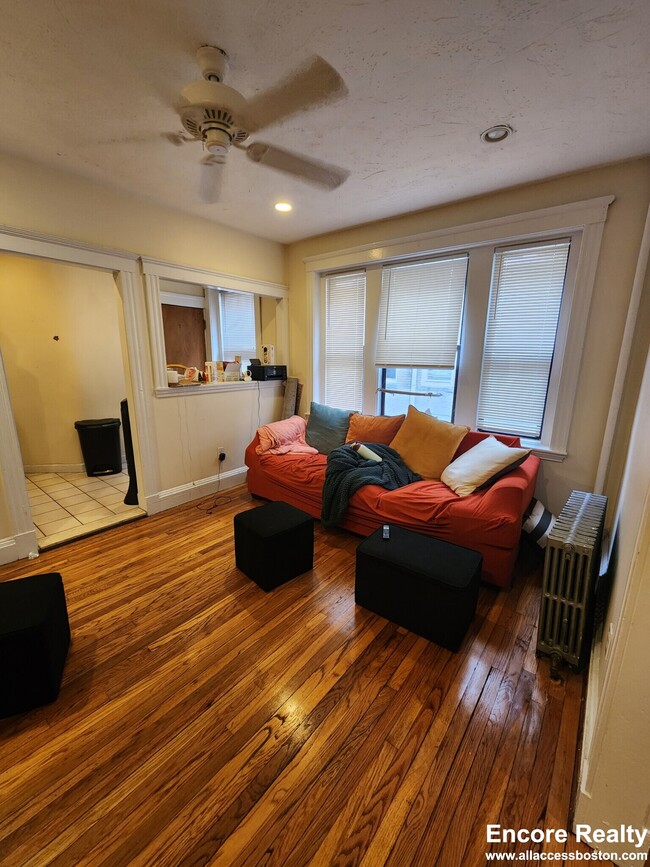 Building Photo - 200 Kelton St Rental