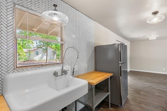 Photo - 5302 Robinsdale Ln