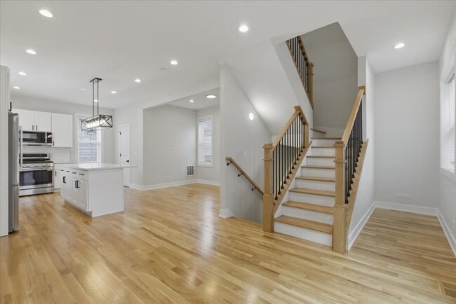 Building Photo - 858 N Paulina St Unit 00CH1