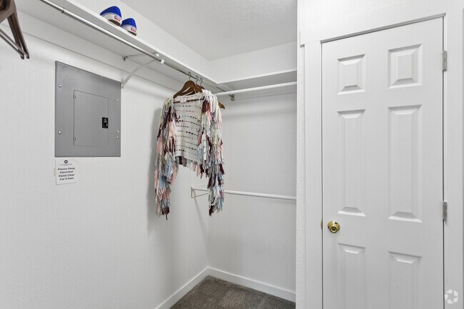 Keystone 1BR, 1BA - 525SF - Closet