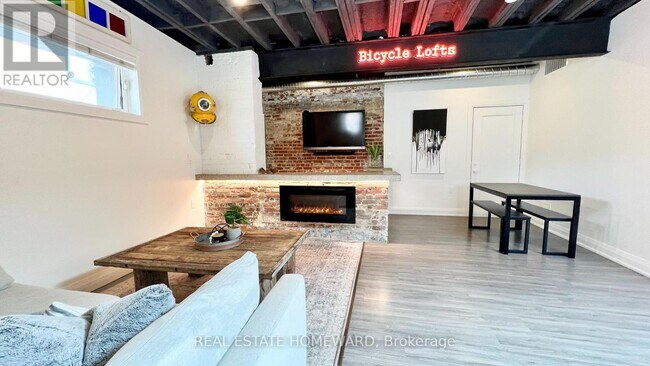 Photo - 1233 Dundas St E