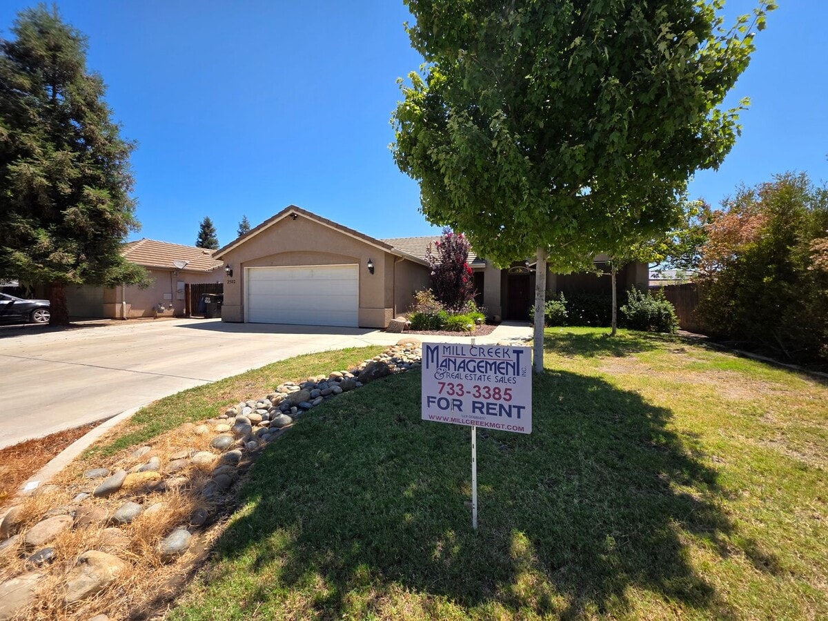 4 bedroom 2 bathroom in NW Visalia! - 4 bedroom 2 bathroom in NW Visalia! House