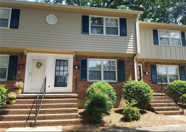 Building Photo - 627 Cherry St