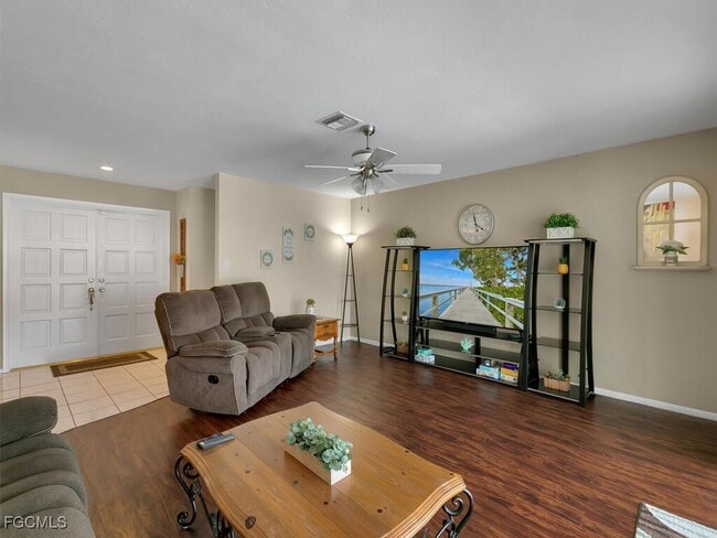 Building Photo - 908 SE 35th Terrace