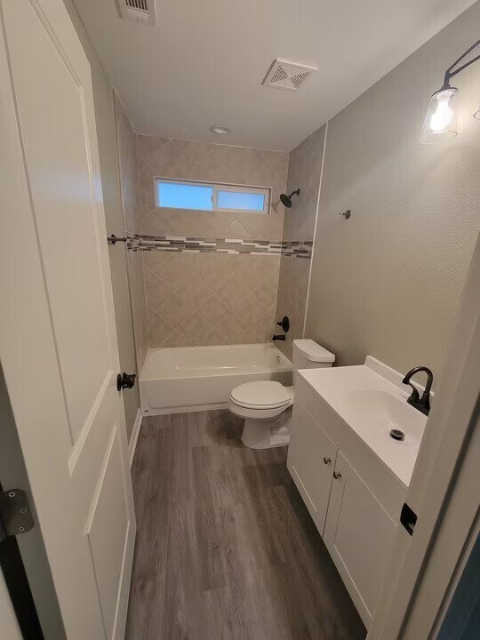 Photo - 7968 Fowlie St