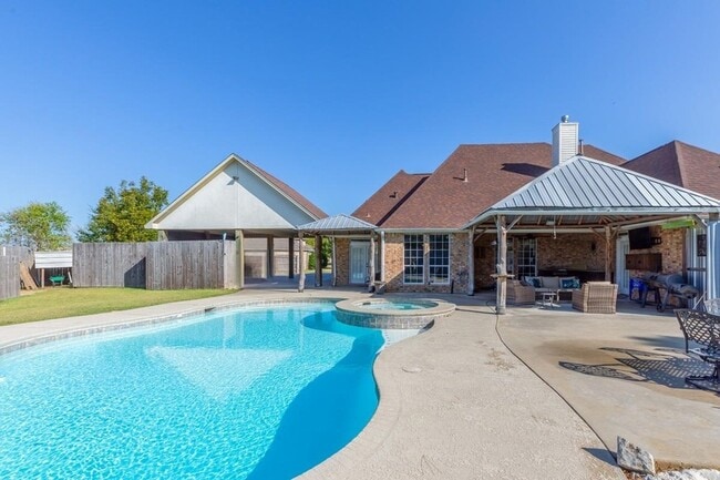 Photo - 665 Winchester Dr