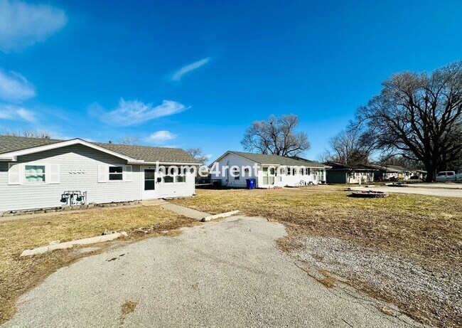 Photo - Two Bedroom Ranch Style Duplex Home in Grandview - Featuring Plenty of Natural Light, Fenced Yard...