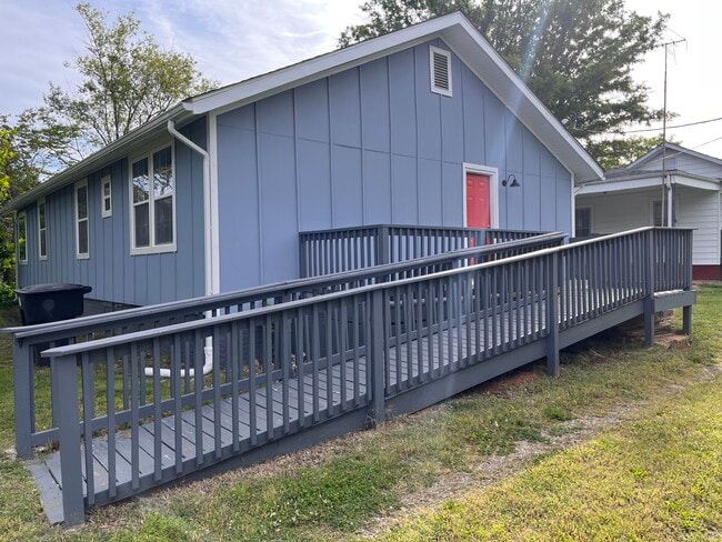 1087 W Main St