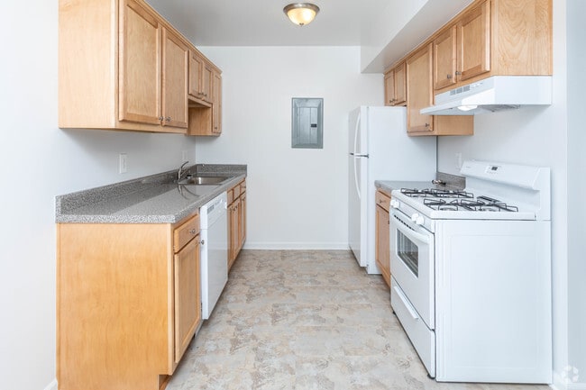 1BR, 1BA - 700 SF