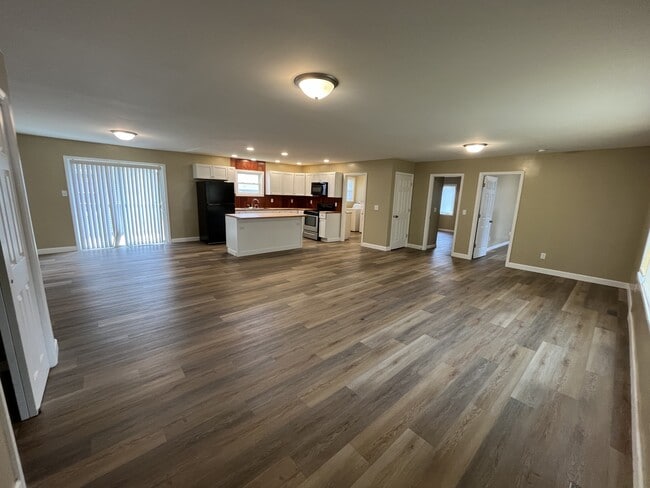 Photo - 425 Paul Ave