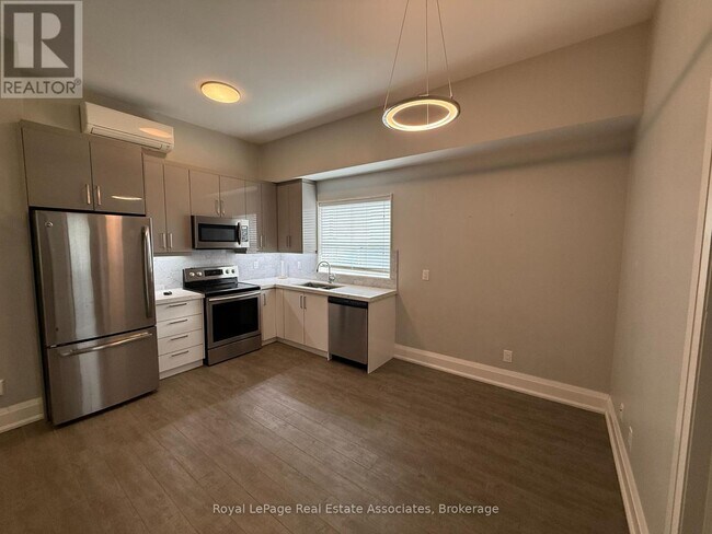 Photo - 2548 Eglinton Ave W
