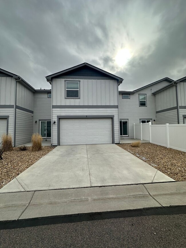 Photo - Amazing 3 bedroom townhome in Windsor!