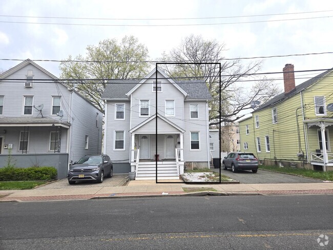 Building Photo - Spacious 1/2 duplex with 4-bedrooms & 1 fu... Rental