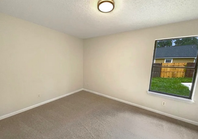 Photo - 2060 Tickford St