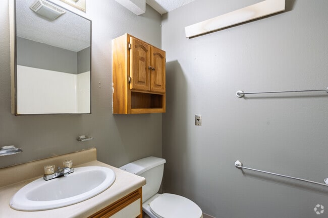 1BR, 1BA - 650SF - Bathroom