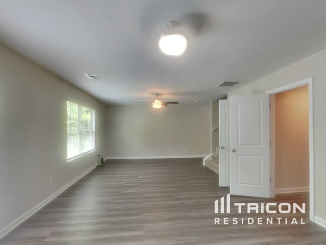 Photo - 325 Nutwood Trce