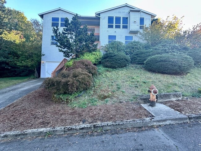 Building Photo - Charming Duplex 3 Bed 2 Bath w/ Double Car Garage and a Beautiful View in Portland!