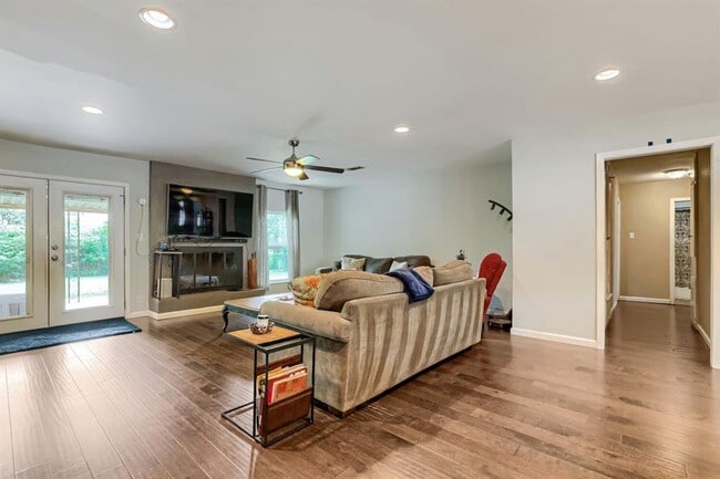 Photo - 2606 Loyola Ln