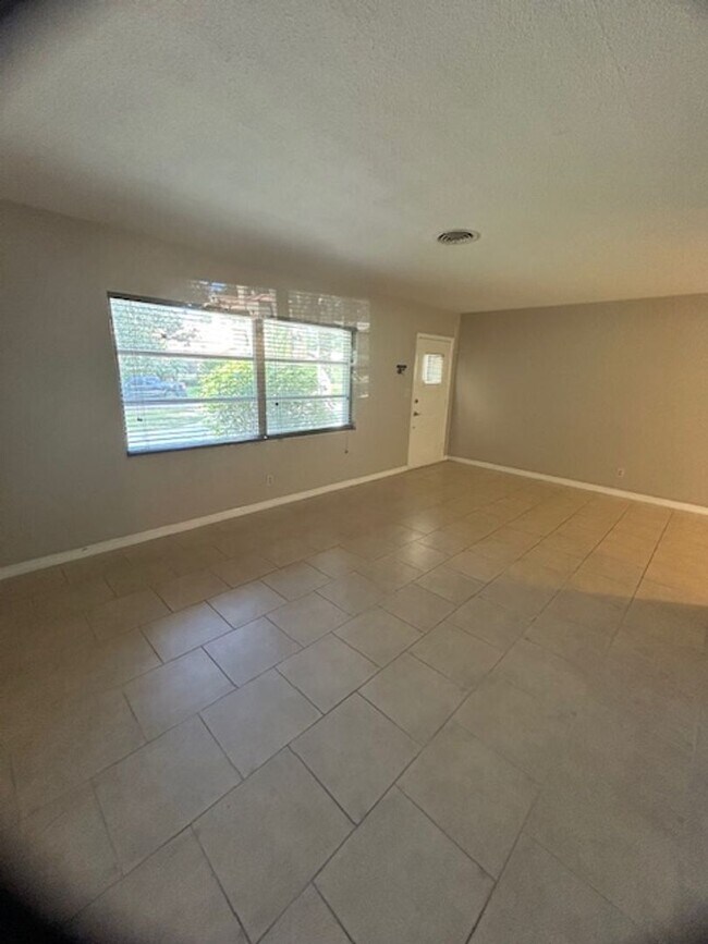 Photo - Beautifully landscaped 2/1/1 Jungle Prada ...